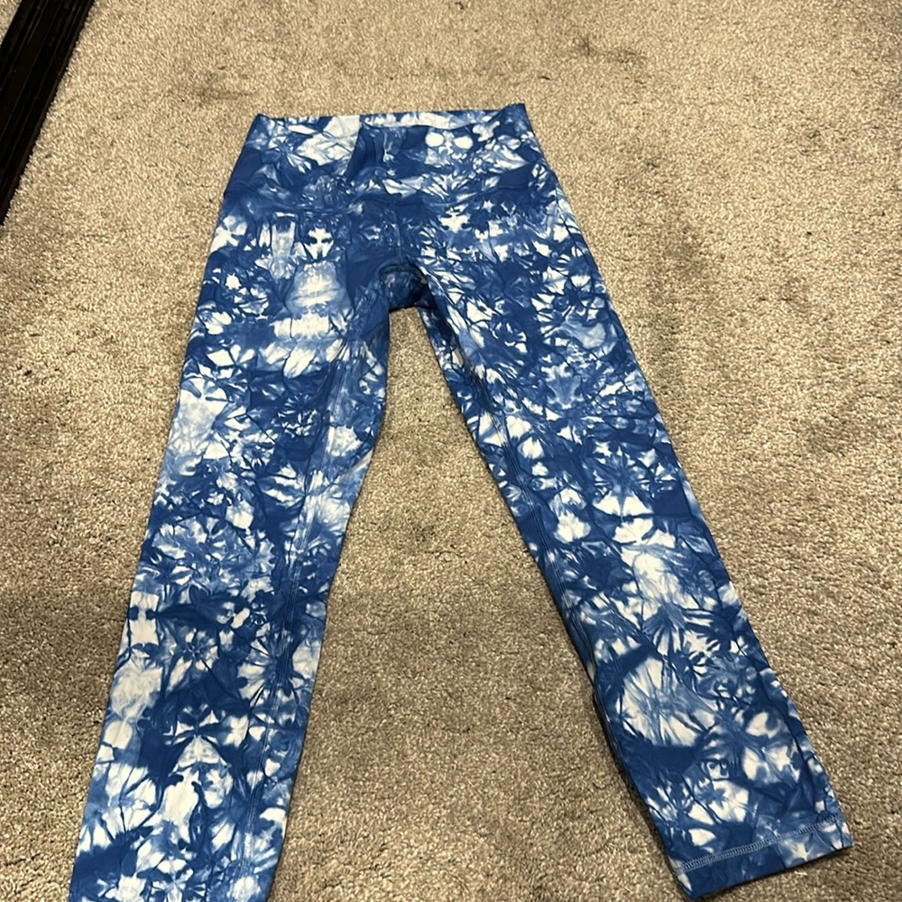 Lululemon like new blue tie dye leggings -25”